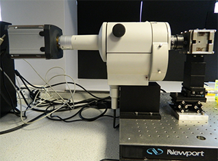 在列维的实验室里，尼康AZ-100水平放置着，一边是Neo，另一边是定制设计的NdFeB磁铁。