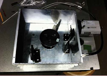 用于测量吸光度的实验装置，包含用于照明的光纤，iDus InGaAs DU490A-1,7探测器和光谱仪