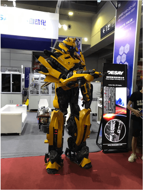 2019年CIOE中国博览会入口处的黄色机器人